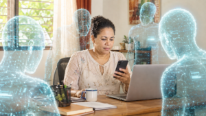 Mujer frente a un portátil rodeada de figuras digitales que representan la predicción algorítmica