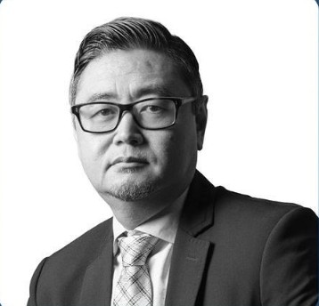 Retrato en blanco y negro de Mite Nishio, experto en innovación y transformación digital